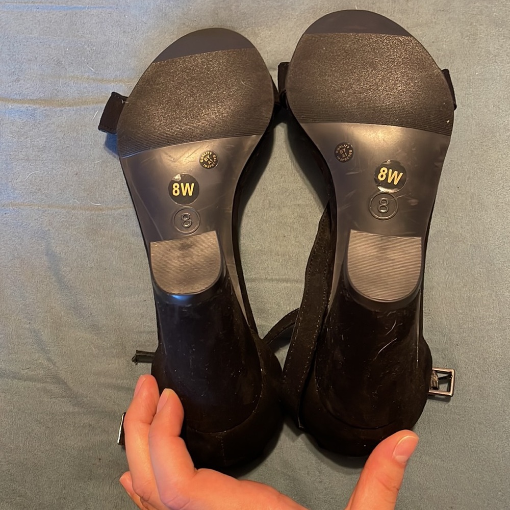 Black heels - Picture 2 of 2